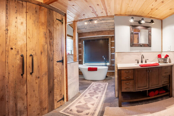 Bathroom downstairs 2